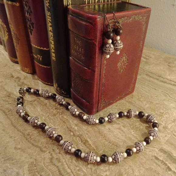 Hand-crafted necklace/earring set in classic Old World cream & brown - Picture 5 of 7